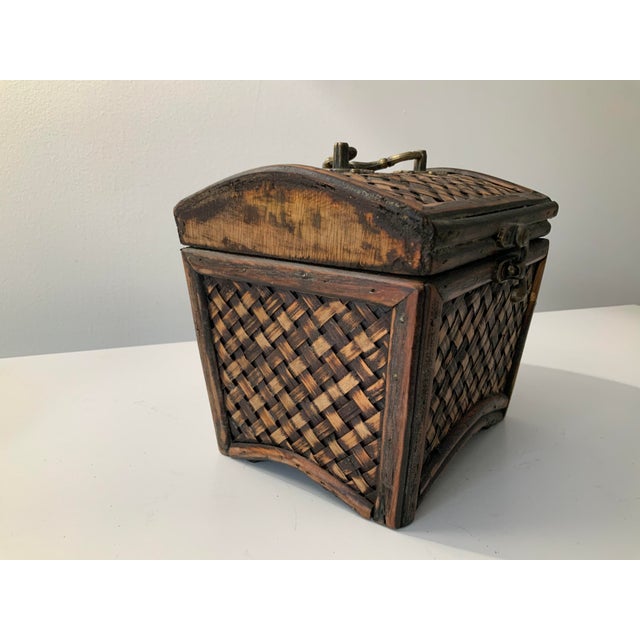 Chinoiserie Vintage Mid 20th Century Chinoiserie Woven Rattan Bamboo Box With Handle and Latch For Sale - Image 3 of 5