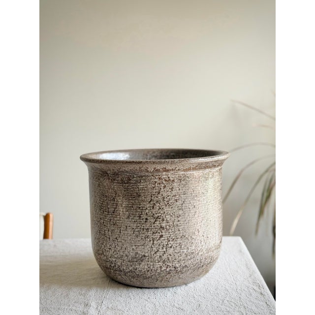 Mid 20th Century Rare Large 13” Flared Rim Vintage Gainey Ceramics Planter in Sandstone Lava Glaze, La Verne, California For Sale - Image 5 of 11