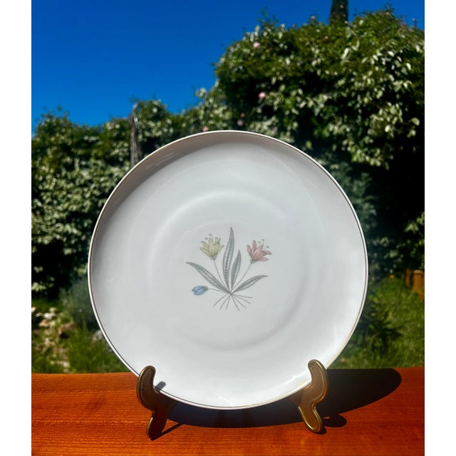 Magnificent service for 4 people of 8 very elegant plates in white Limoges porcelain from the prestigious BERNARDAUD...