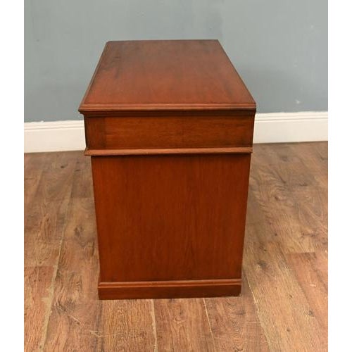 Military Campaign Pedestal Desk in Mahogany, 1880 For Sale - Image 3 of 15