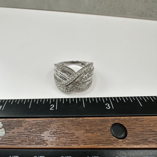 1ctw Natural Diamond Crossover Ring 10k White Gold Size 7.25 For Sale In New York - Image 6 of 6