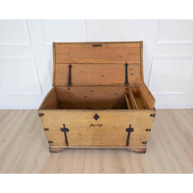 Swedish 19th Century Painted Pine Blanket Chest For Sale In Atlanta - Image 6 of 10