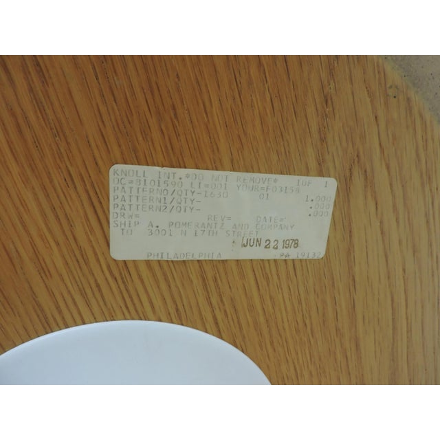 Brown 1970s Mid-Century Modern Saarinen for Knoll Oak Tulip Pedestal Side Table For Sale - Image 8 of 10