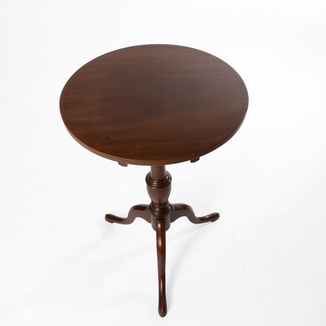 This exquisite mahogany Queen Anne style birdcage tilt top table features a beautifully crafted mahogany top that tilts...
