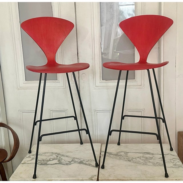 Norman Cherner desigend barstools made by Plycraft 1960s, elegant and comfortable, red-stained bentwood seats with black...