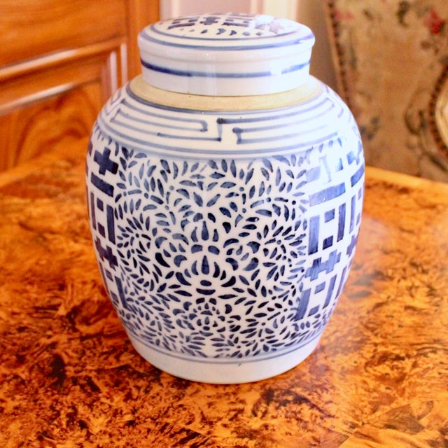 Late 20th Century Group of Chinese Blue and White Porcelain Ginger Jars and Vase- 4 Pieces For Sale - Image 5 of 13