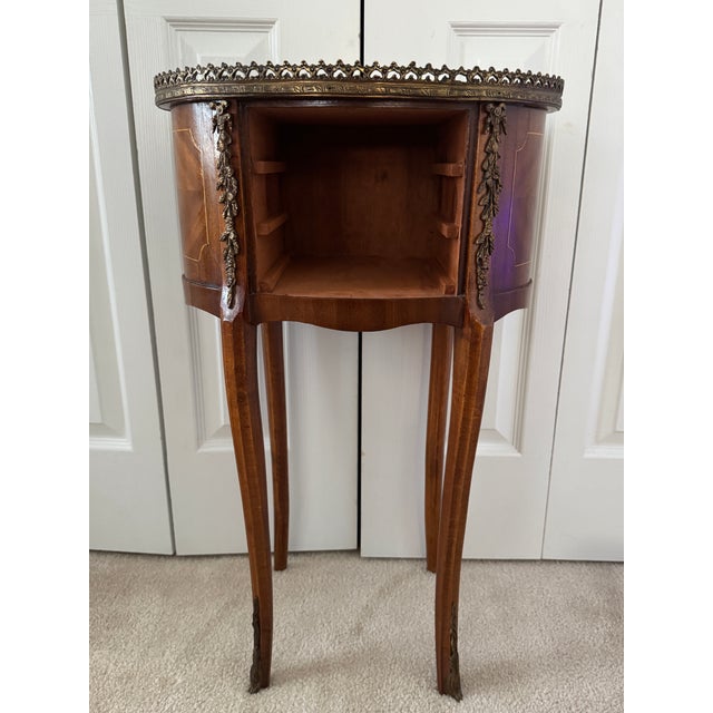 Antique 1920s Louis XV French Walnut Marquetry Side Table W/Ormolu Bronze d'Or For Sale - Image 11 of 18