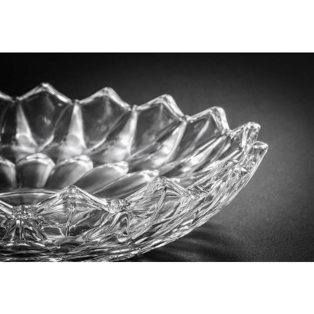 Mid-Century Modern Vintage Clear Glass Faceted Centerpiece Bowl – Scalloped Edge Geometric Design For Sale - Image 3 of 8