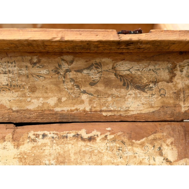 Early American Humpback Stagecoach Travel Trunk c.1850-1880 For Sale - Image 14 of 18