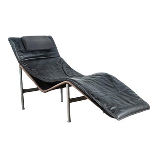 1970s Tord Bjorklund Attributed Mid Century Danish Modern Chaise in Black Leather & Metal For Sale