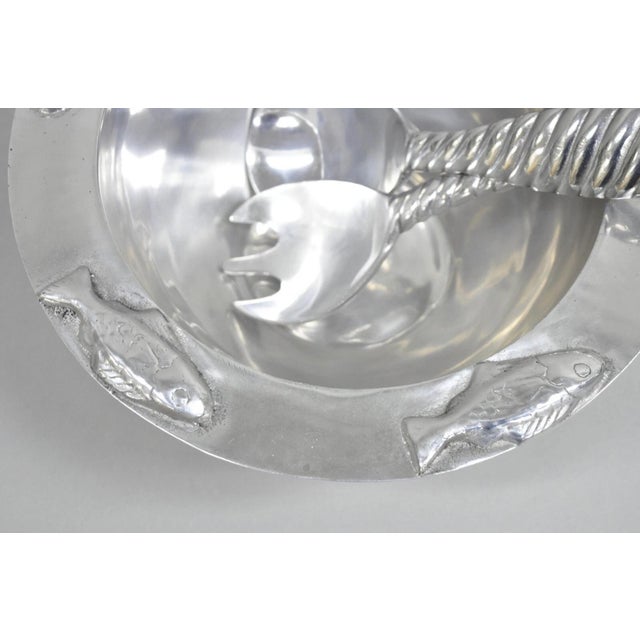 Metal Vintage Mariposa Brillante Mid Century Modern Aluminum Fish Salad Bowl With Utensils- 3 Pieces For Sale - Image 7 of 11