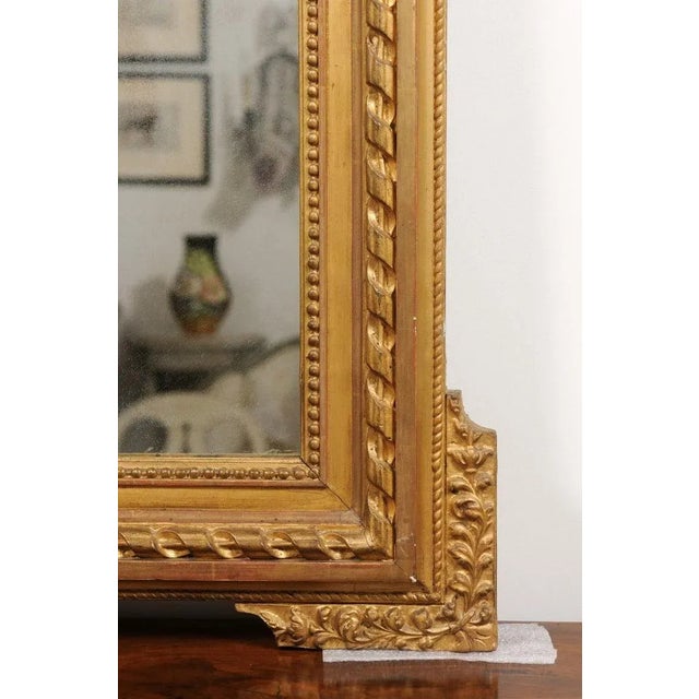 1870s French Napoléon III Carved Giltwood Mirror with Hunting Trophy Crest For Sale - Image 4 of 13