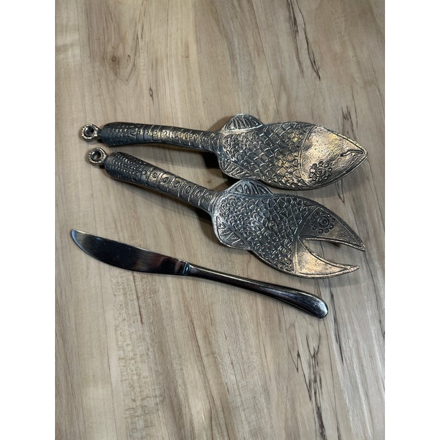 Vintage Tw Pewter Fish Serving Set – Coastal Nautical Pewter Fork & Spoon – Mid-Century Ocean-Inspired Salad Servers For Sale - Image 11 of 11