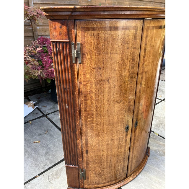 Victorian English Oak with Mahogany Corner Cabinet, 1890s, in Very Good conditions. Designed 1890 to 1919