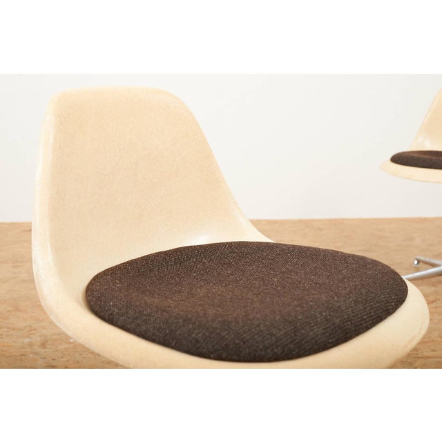 Metal La Fonda Chair Chair Set in Chrome-Plated and Cast Aluminum Frame by Charles and Ray Eames for Vitra, 1961, Set of 2 For Sale - Image 7 of 11