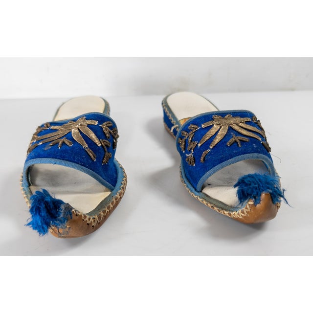 Textile 19th Century Pair of Turkish Khussa Mojari Slipper Shoes in Blue Velvet For Sale - Image 7 of 10
