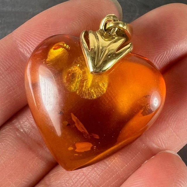 1960s Large Vintage French Puffy Heart Charm Pendant in 18 Karat Yellow Gold, 1960s For Sale - Image 5 of 18