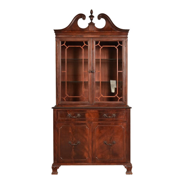 Baker Furniture Style Georgian Carved Flame Mahogany Lighted Breakfront Bookcase Cabinet, Circa 1940s For Sale