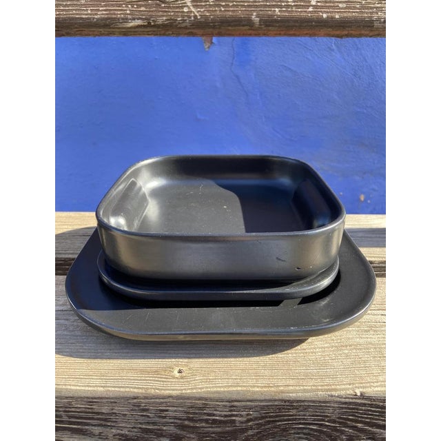 Game of 57 pieces: 24 flat plates, 10 deep dishes, 12 dessert dishes. Two salads. 6 -services coffee game, salt shaker,...