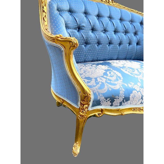 French 1950s French Louis XVI Blue Damask Gold Beech Settee For Sale - Image 3 of 12