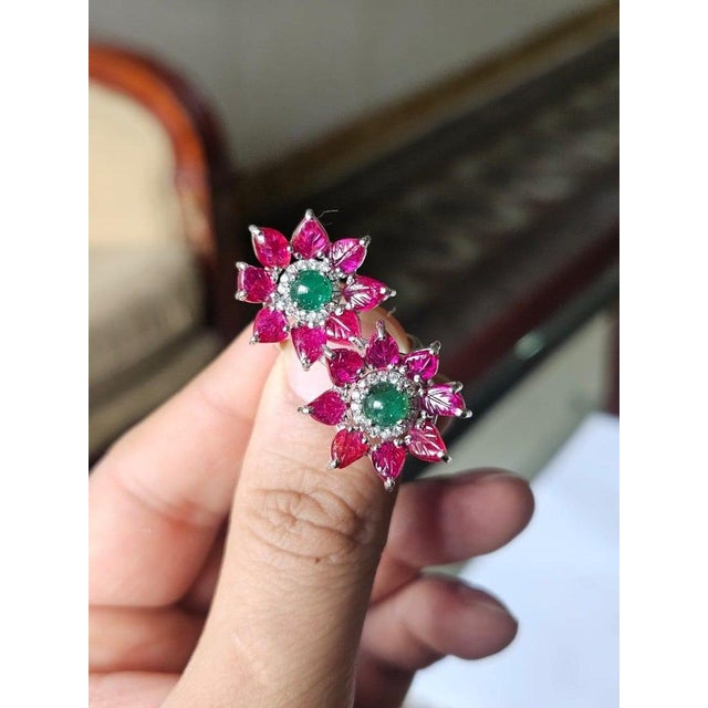 Set in 18k White Gold, Emerald Cabochon, Carved Ruby & Diamonds Toi Et Moi Ring, Us Size 7 For Sale - Image 6 of 11