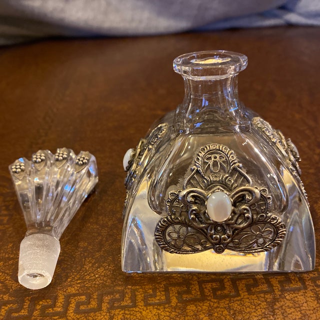 Late 20th Century 1990s Vintage Ann Cichon Dallas Jeweled Crystal Perfume Bottle - With Original Sticker For Sale - Image 5 of 8