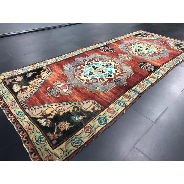 1960s Oversize Medallion Design Vintage Turkish Oushak Faded Runner Rug For Sale - Image 5 of 11