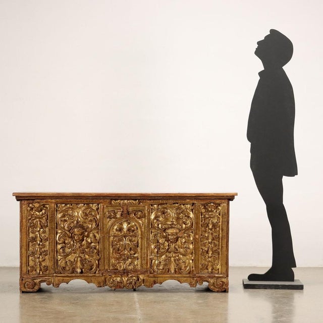 Chest built with wood dating back to the 17th century. Top and sides made of painted wood, frame under the top and richly...