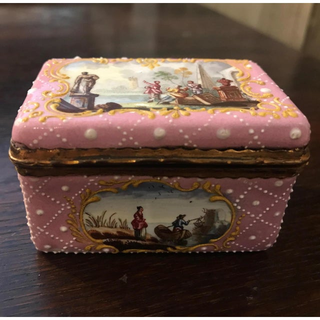 An excellent quality late 18th or early 19th century Battersea enamel snuff or patch box. The pink enamel background with...