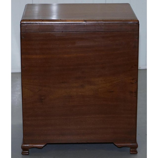 We are delighted to offer for sale this very nice circa 1920s Chinese export Camphor wood travelling chest with silk...