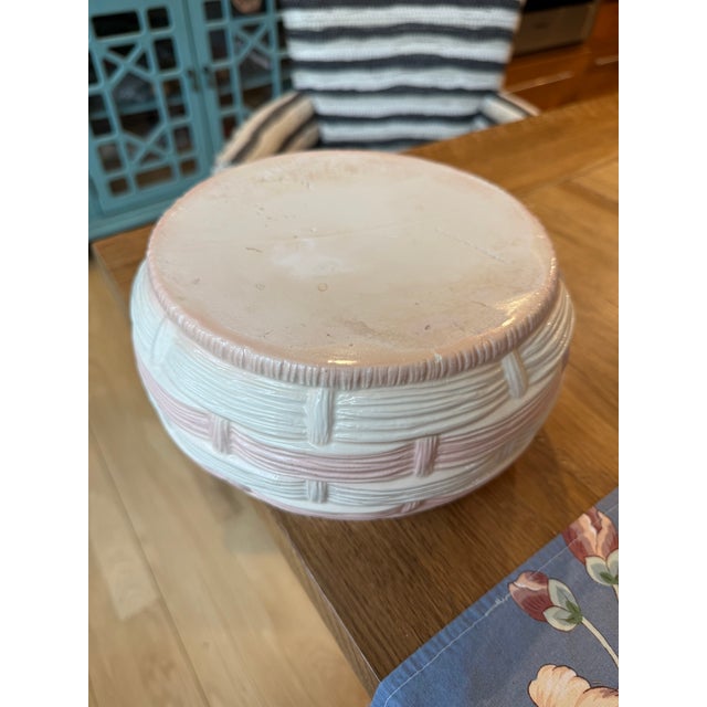 1980s Vintage Pink Basketweave Ceramic Pot Norwood 1988 For Sale - Image 5 of 8
