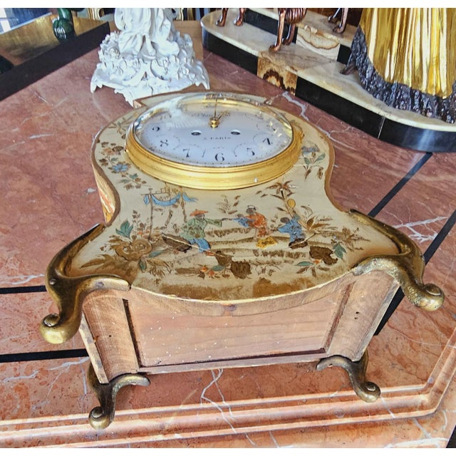 Louis XV Violin-Shaped Cartel in Lacquered Wood and Patinated Bronze Chinese Decoration on an Ivory-Colored Background, 1900s For Sale - Image 8 of 12