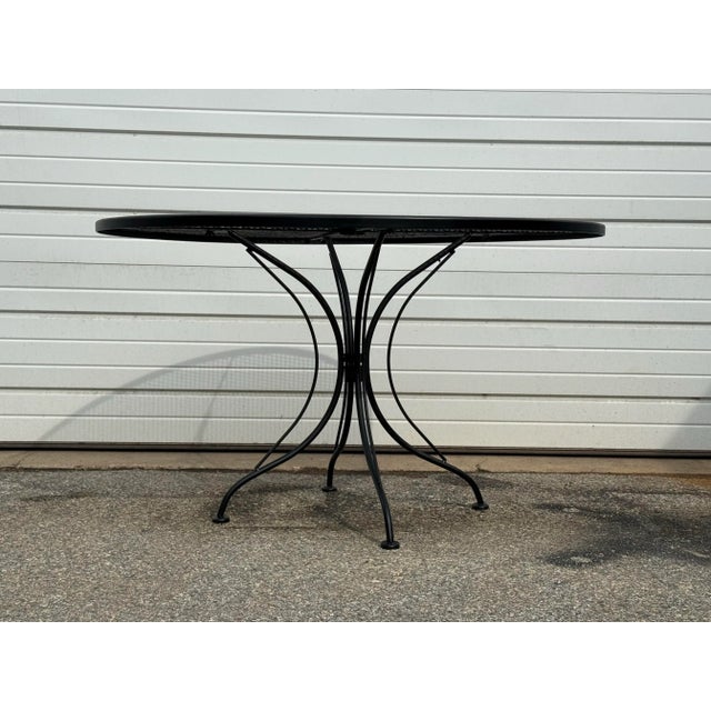 1970s Mid-Century Outdoor Iron Attributed to Salterini Round 48" Dining Table For Sale - Image 5 of 12