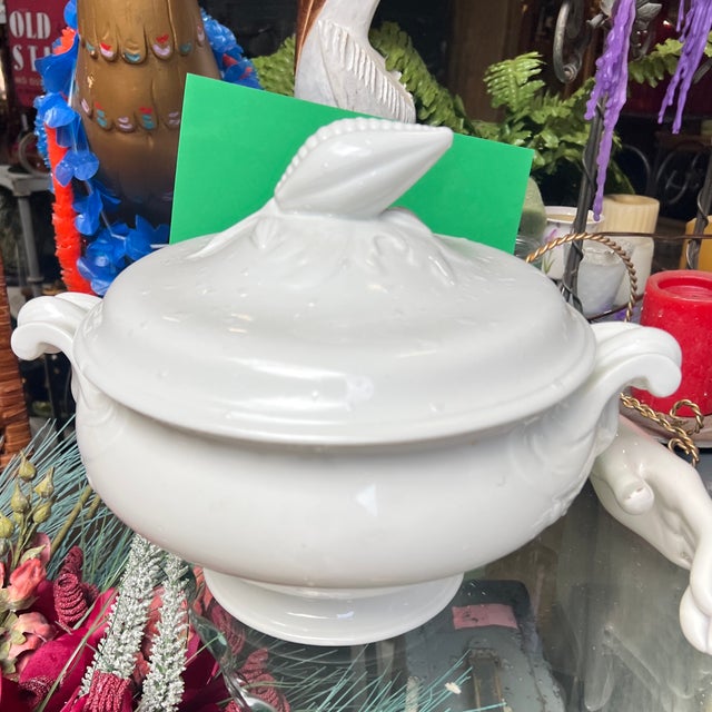 Up for consideration is a beautiful vintage white ceramic serving bowl in a nautical style. This would look lovely in your...