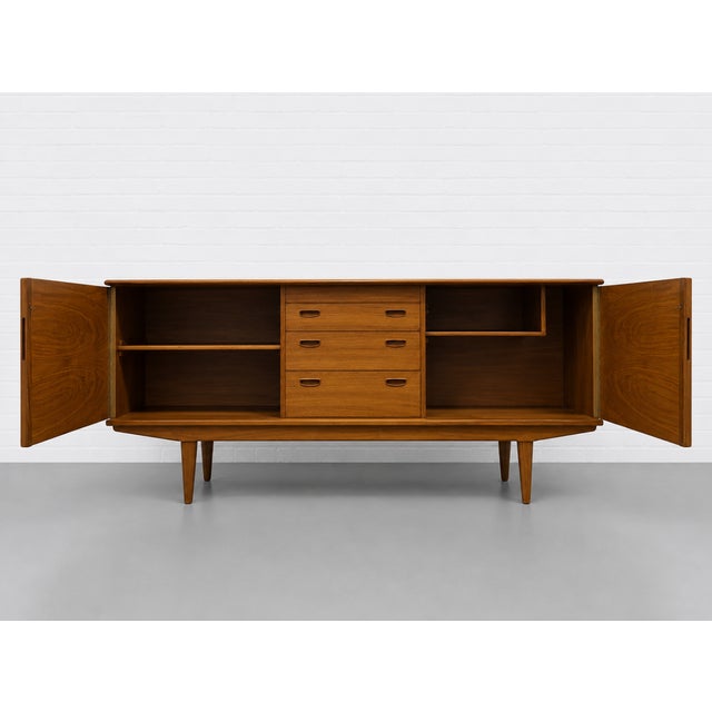 Mid Century Modern Walnut Credenza by Alfred Cox, Made in England, C. 1960’s For Sale - Image 4 of 18