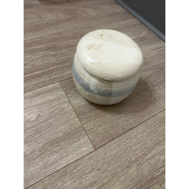 1950s Handmade 1955 Ceramic Butter Crock With Lid – Studio Pottery Swirl Band For Sale - Image 9 of 12