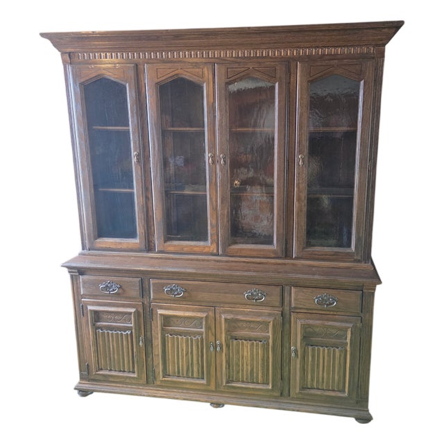 1970s Ethan Allen Jacobean Charter Oak Breakfront China Cabinet Hutch Display For Sale