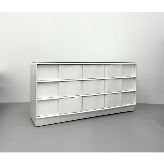 Contemporary Vintage Heywood-Wakefield Lacquered 6 - Drawer Chest With Glass Top For Sale - Image 3 of 8