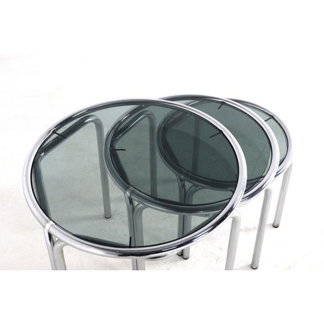 Italian Round Chrome Nesting Tables with Smoked Glass, Set of 3 For Sale - Image 4 of 16