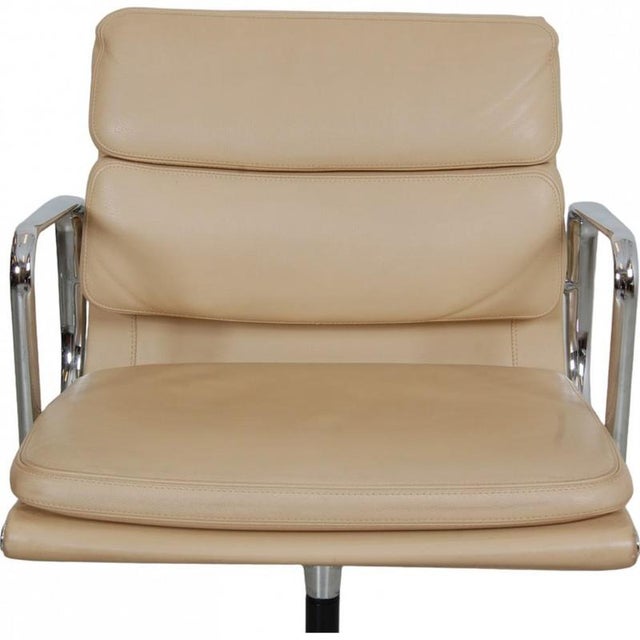 2000 - 2009 Ea-208 Softpad Chair in Beige Leather by Charles Eames, 2000s For Sale - Image 5 of 18
