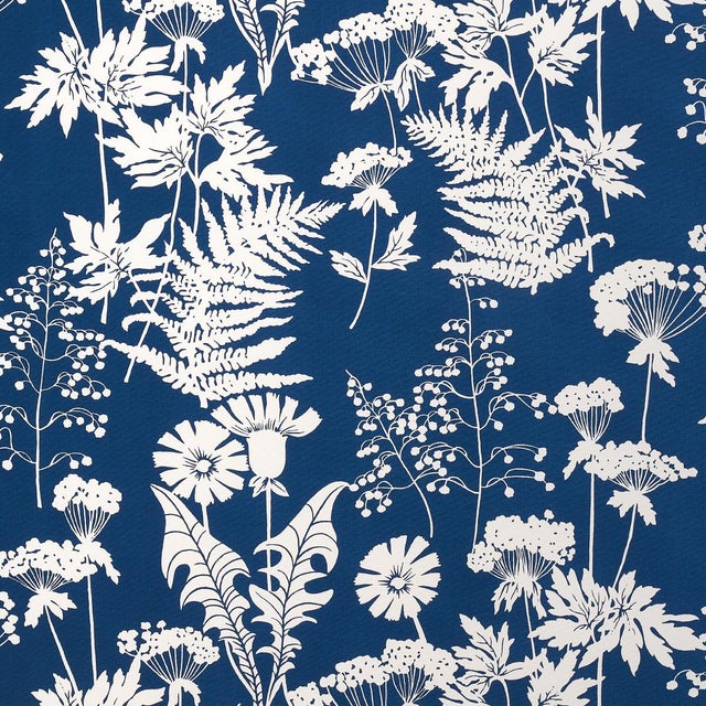 Schumacher SAMPLE - Schumacher Spring Floral Indoor/Outdoor Fabric In Navy For Sale - Image 4 of 5