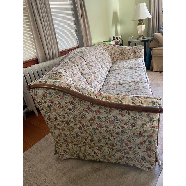 1990s Vintage Traditional Floral Sofa With Exposed Wood Frame – Reupholstered For Sale - Image 5 of 12