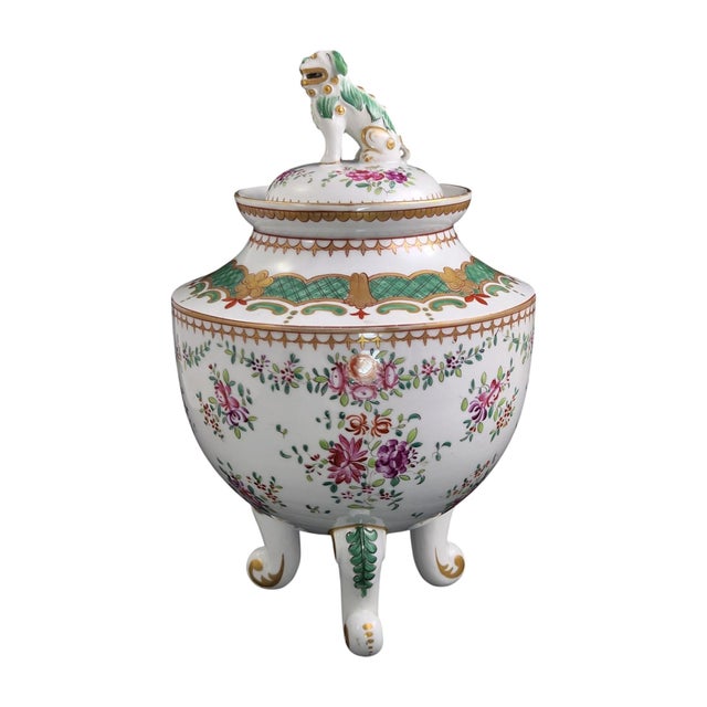 French Chinoiserie Armorial Porcelain Vase and Cover from Samson Paris, 1880s For Sale - Image 4 of 15