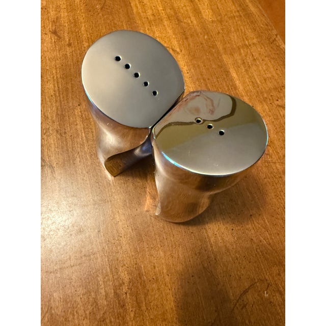 Nambe 1990s Karim Rashid for Nambé Studio "Kissing" Metal Alloy Salt & Pepper Shakers - A Pair For Sale - Image 4 of 4
