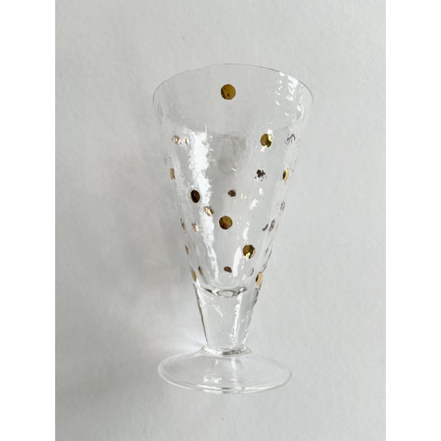 1980s Vintage Stephen Smyers-Style Handblown Gold and Clear Raised Dot Water/Wine Goblets- Set of 8 For Sale - Image 4 of 8