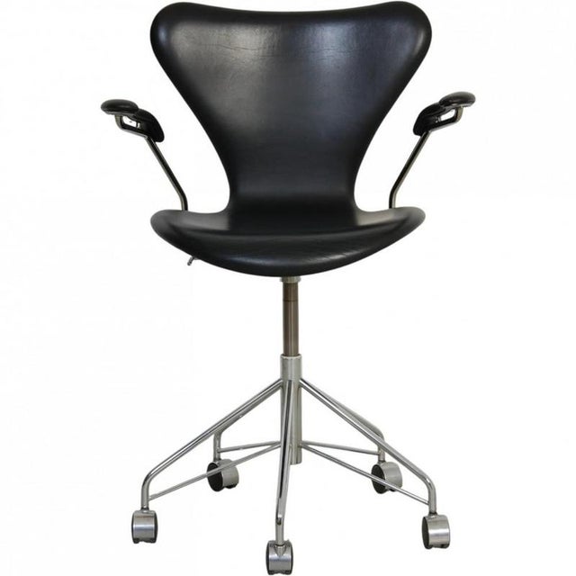 Model 3217 Office Chair in Patinated Black Essential Leather by Arne Jacobsen, 2000s For Sale - Image 13 of 13