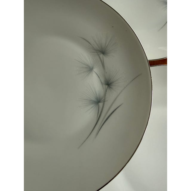 1950s 1950s Set of Eight (8) Hutschenreuther Caribe Dinner Plates 10.5 Inch German Porcelain White Blue Gray Platinum Rim Minimalist For Sale - Image 5 of 7