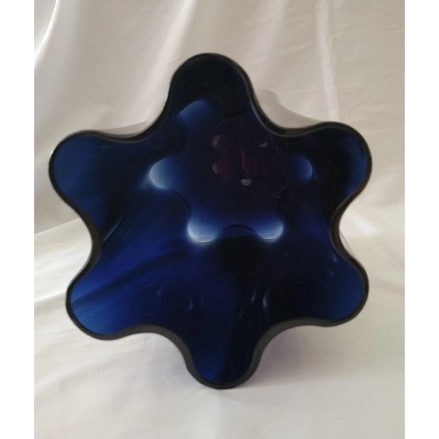 Glass 1980s Scandinavian Modern Nuutajarvi Notsjo Deep Blue Cobalt Wave Vase For Sale - Image 7 of 10