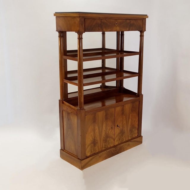 Biedermeier column-tiere / servante from the time of the Biedermeier, around 1825. The prisoner is veneered in the walnut...