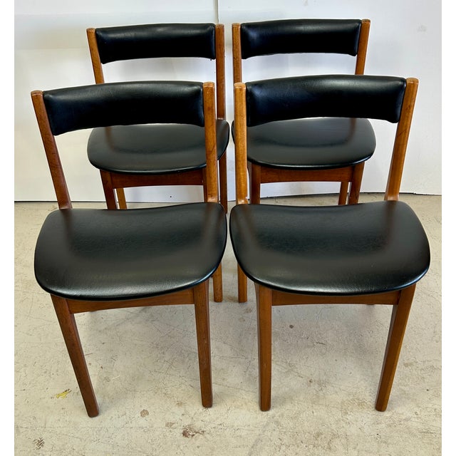 Dimensions 28.5 Height 18 Width 17” Length 17.5” Seat Height 17” Seat Depth 18 Seat Width A set of four gorgeous 1960’s...